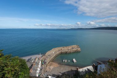 Clovelly. Devon. Birleşik Krallık. 28 Eylül 2024. Kuzey Devon sahilindeki Clovelly rıhtımının fotoğrafı.