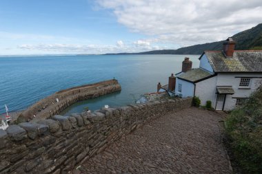 Clovelly. Devon. Birleşik Krallık. 28 Eylül 2024. Kuzey Devon sahilindeki Clovelly rıhtımının fotoğrafı.