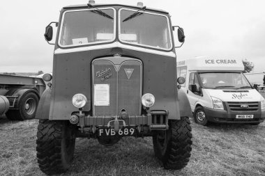 Low Ham.Somerset. Birleşik Krallık. 20 Temmuz 2024. 1942 'den bir AEC Matador, Somerset Steam and Country Show' da sergileniyor.