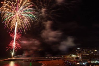 West Bay.Dorset.United Kingdom.April 19. 2023 Dorset, West Bay 'deki havai fişek gösterisi