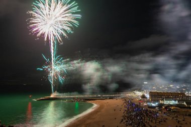 West Bay.Dorset.United Kingdom.April 19. 2023 Dorset, West Bay 'deki havai fişek gösterisi