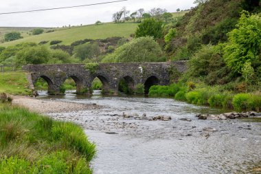 Barle Nehri 'nin Exmoor Ulusal Parkı' ndaki Landacre Köprüsü 'nün altından aktığı fotoğraf