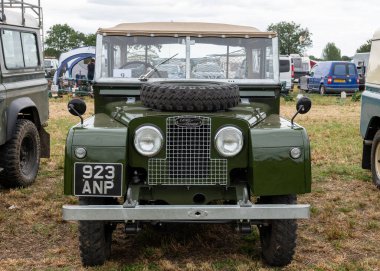 Haselbury Plucknet.Somerset.Birleşik Krallık. 17 Ağustos 2024.1960 'dan kalma 1 serisi Land Rover Dünden kalma bir çiftçilik etkinliğinde sergileniyor.