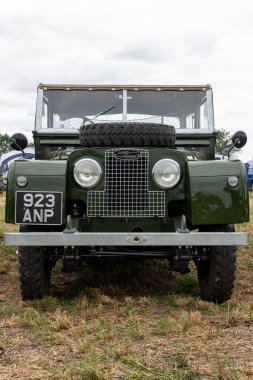 Haselbury Plucknet.Somerset.Birleşik Krallık. 17 Ağustos 2024.1960 'dan kalma 1 serisi Land Rover Dünden kalma bir çiftçilik etkinliğinde sergileniyor.