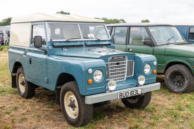 Haselbury Plucknet.Somerset.Somerset.Birleşik Krallık. 17 Ağustos 2024.1972 tarihli mavi dizi 3 Land Rover Dünden kalma bir çiftçilik etkinliğinde sergileniyor.