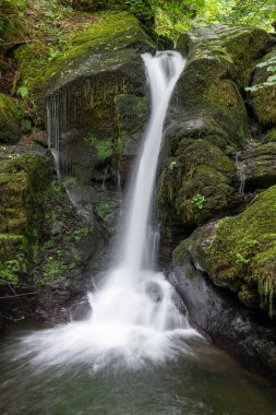 Exmoor Ulusal Parkı 'ndaki Watersmeet' te Hoar Oak Nehri 'nde uzun süre bir şelale görüldü.