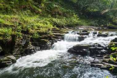 Doğu Lyn nehri üzerinde Exmoor Ulusal Parkı 'ndaki Watersmeet' te uzun süre bir şelale görüldü.