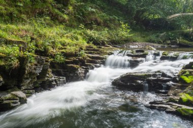 Doğu Lyn nehri üzerinde Exmoor Ulusal Parkı 'ndaki Watersmeet' te uzun süre bir şelale görüldü.
