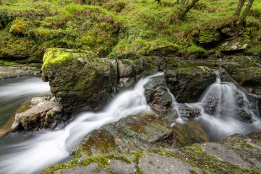 Doğu Lyn nehri üzerinde Exmoor Ulusal Parkı 'ndaki Watersmeet' te uzun süre bir şelale görüldü.