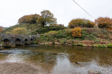 Exmoor Ulusal Parkı 'ndaki Landacre Köprüsü' ndeki sonbahar renklerinin fotoğrafı