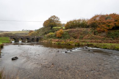 Exmoor Ulusal Parkı 'ndaki Landacre Köprüsü' ndeki sonbahar renklerinin fotoğrafı