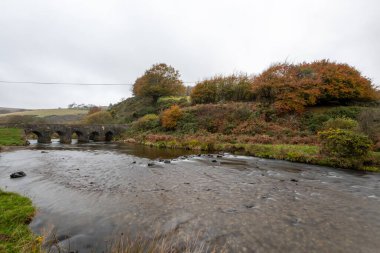 Exmoor Ulusal Parkı 'ndaki Landacre Köprüsü' ndeki sonbahar renklerinin fotoğrafı