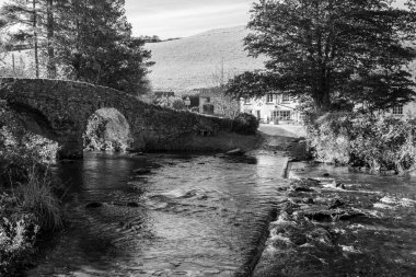 Badgworthy Nehri, Exmoor Ulusal Parkı 'ndaki Malmsmead köprüsünün altından akıyor.