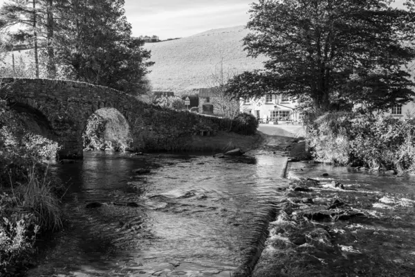 Badgworthy Nehri, Exmoor Ulusal Parkı 'ndaki Malmsmead köprüsünün altından akıyor.