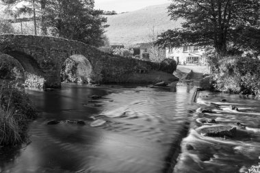 Badgworthy Nehri, Exmoor Ulusal Parkı 'ndaki Malmsmead köprüsünün altından akıyor.