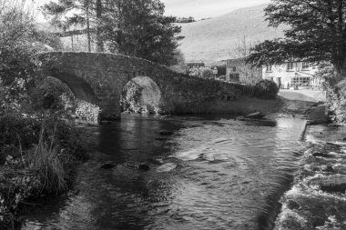 Badgworthy Nehri, Exmoor Ulusal Parkı 'ndaki Malmsmead köprüsünün altından akıyor.