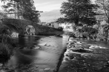 Badgworthy Nehri, Exmoor Ulusal Parkı 'ndaki Malmsmead köprüsünün altından akıyor.