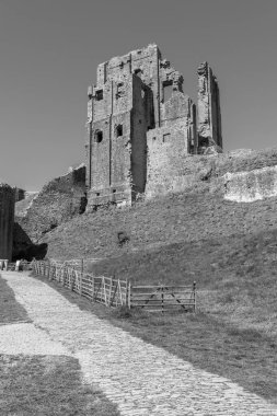 Corfe Castle Dorset'deki / daki kalıntıları