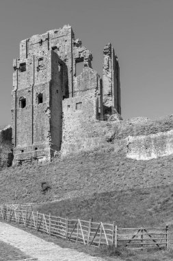 Corfe Castle Dorset'deki / daki kalıntıları