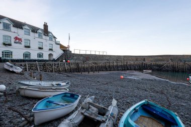 Clovelly. Devon. Birleşik Krallık. 19 Ocak 2024. Clovelly, Kuzey Devon sahilindeki rıhtımın fotoğrafı.