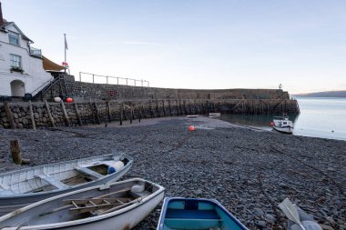Clovelly. Devon. Birleşik Krallık. 19 Ocak 2024. Clovelly, Kuzey Devon sahilindeki rıhtımın fotoğrafı.