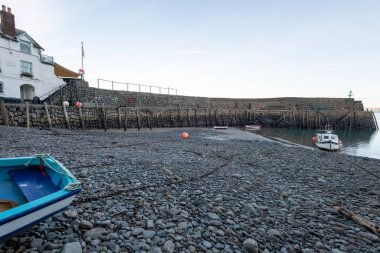 Clovelly. Devon. Birleşik Krallık. 19 Ocak 2024. Clovelly, Kuzey Devon sahilindeki rıhtımın fotoğrafı.