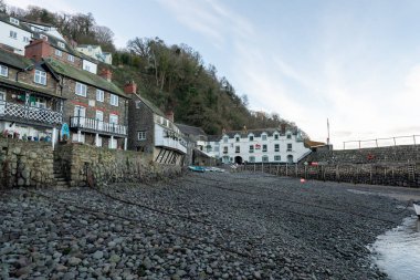 Clovelly. Devon. Birleşik Krallık. 19 Ocak 2024. Kuzey Devon kıyısındaki Clovelly Village plajından.