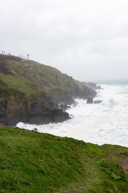 6 Nisan 2024 'te Kathleen fırtınası sırasında Cornwall' daki Kertenkele 'de dalgalı denizler