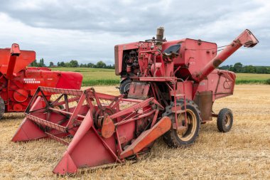 Haselbury Plucknet. Somerset. Birleşik Krallık. 17 Ağustos 2024. Massey Ferguson 31 kombine biçerdöveri dün çiftçiliğinde sergileniyor.