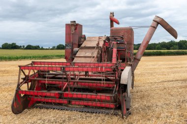 Haselbury Plucknet. Somerset. Birleşik Krallık. 17 Ağustos 2024. Antik bir Massey Ferguson biçerdöveri dün çiftliğinde sergileniyor.