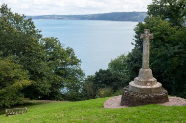 Clovelly. Devon. Birleşik Krallık. 28 Ekim 2024. Mount Pleasant savaş anıtının fotoğrafı. Kuzey Devon sahilindeki Clovelly köyünde.