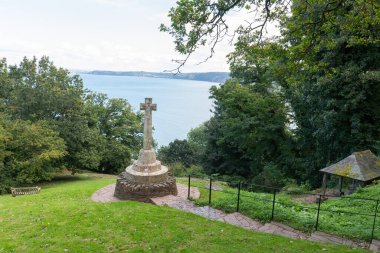 Clovelly. Devon. Birleşik Krallık. 28 Ekim 2024. Mount Pleasant savaş anıtının fotoğrafı. Kuzey Devon sahilindeki Clovelly köyünde.