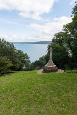 Clovelly. Devon. Birleşik Krallık. 28 Ekim 2024. Mount Pleasant savaş anıtının fotoğrafı. Kuzey Devon sahilindeki Clovelly köyünde.