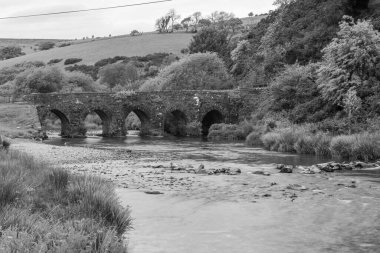 Barle Nehri 'nin Exmoor Ulusal Parkı' ndaki Landacre Köprüsü 'nün altından aktığı fotoğraf