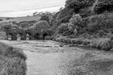 Barle Nehri 'nin Exmoor Ulusal Parkı' ndaki Landacre Köprüsü 'nün altından aktığı fotoğraf