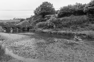 Barle Nehri 'nin Exmoor Ulusal Parkı' ndaki Landacre Köprüsü 'nün altından aktığı fotoğraf