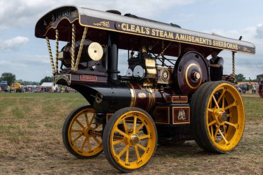 Haselbury Plucknet. Somerset. Birleşik Krallık. 17 Ağustos 2024.A restore edilmiş Fowler çekici motoru fron 1927, Jubileeis dün bir çiftçilik etkinliğinde arenada gezdiriliyor.