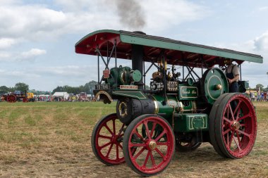 Haselbury Plucknet.Somerset. Birleşik Krallık. 17 Ağustos 2024.Garrett çekici motoru fron 1926 Cornish Star dün çiftçilik yapılan bir etkinlikte çevrede sürülüyor.