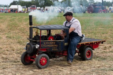 Haselbury Plucknet. Somerset. Birleşik Krallık. 17 Ağustos 2024. Bir minyatür Foden buhar kamyonu dün geceki bir çiftçilik etkinliğinde arenada kullanılıyor.