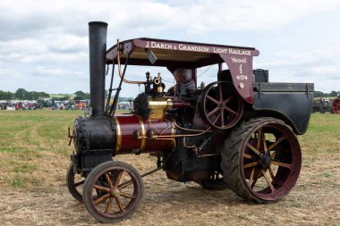 Haselbury Plucknet. Somerset. Birleşik Krallık. 17 Ağustos 2024.1928 'den kalma Mann çekici motoru dün geceki bir çiftçilik etkinliğinde arenada kullanılıyor.