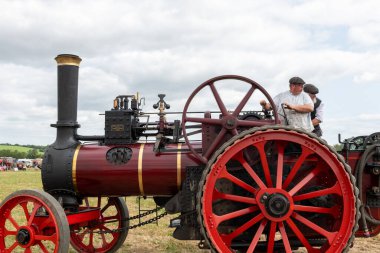 Haselbury Plucknet.Somerset.Somerset.Birleşik Krallık 17 Ağustos 2024.1911 'den kalma Marshall çekici motoru Dünden kalma bir çiftçilik etkinliğinde arenada kullanılıyor