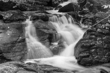 Exmoor Ulusal Parkı 'ndaki Watersmeet' te Hoar Oak Nehri 'nde uzun süre bir şelale görüldü.