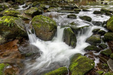 Doğu Lyn nehri üzerinde Exmoor Ulusal Parkı 'ndaki Watersmeet' te uzun süre bir şelale görüldü.