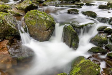 Doğu Lyn nehri üzerinde Exmoor Ulusal Parkı 'ndaki Watersmeet' te uzun süre bir şelale görüldü.