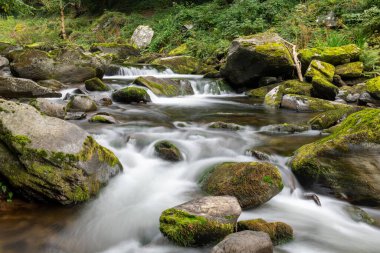 Doğu Lyn nehri üzerinde Exmoor Ulusal Parkı 'ndaki Watersmeet' te uzun süre bir şelale görüldü.