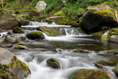 Doğu Lyn nehri üzerinde Exmoor Ulusal Parkı 'ndaki Watersmeet' te uzun süre bir şelale görüldü.
