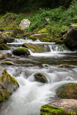 Doğu Lyn nehri üzerinde Exmoor Ulusal Parkı 'ndaki Watersmeet' te uzun süre bir şelale görüldü.