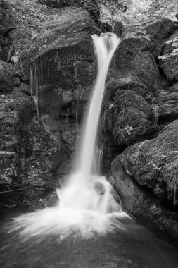Exmoor Ulusal Parkı 'ndaki Watersmeet' te Hoar Oak Nehri 'nde uzun süre bir şelale görüldü.