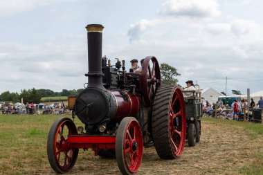 Haselbury Plucknet.Somerset.Somerset.Birleşik Krallık 17 Ağustos 2024.1911 'den kalma Marshall çekici motoru Dünden kalma bir çiftçilik etkinliğinde arenada kullanılıyor