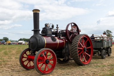Haselbury Plucknet.Somerset.Somerset.Birleşik Krallık 17 Ağustos 2024.1911 'den kalma Marshall çekici motoru Dünden kalma bir çiftçilik etkinliğinde arenada kullanılıyor